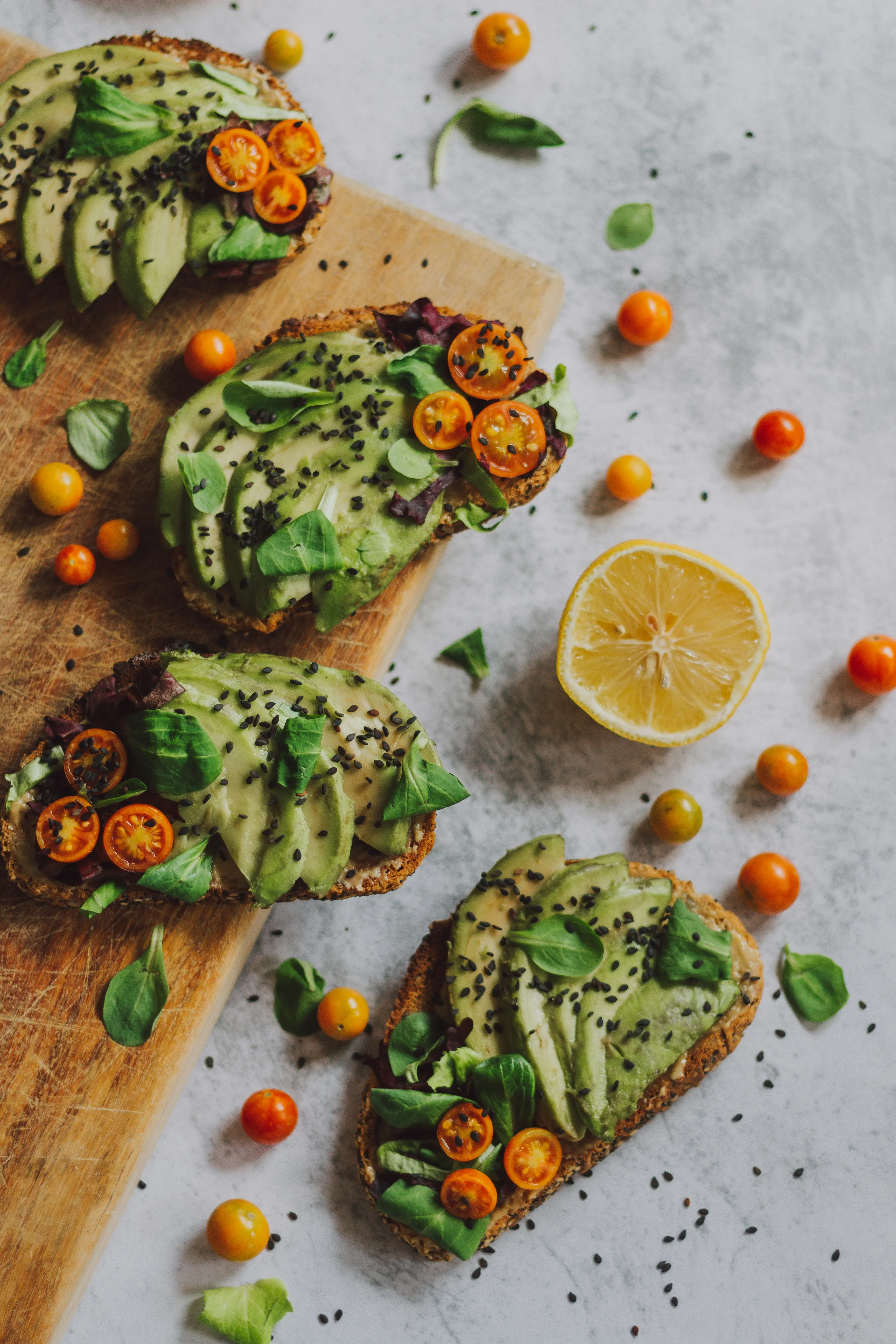 Toasts complets garnis d'avocat et de graines