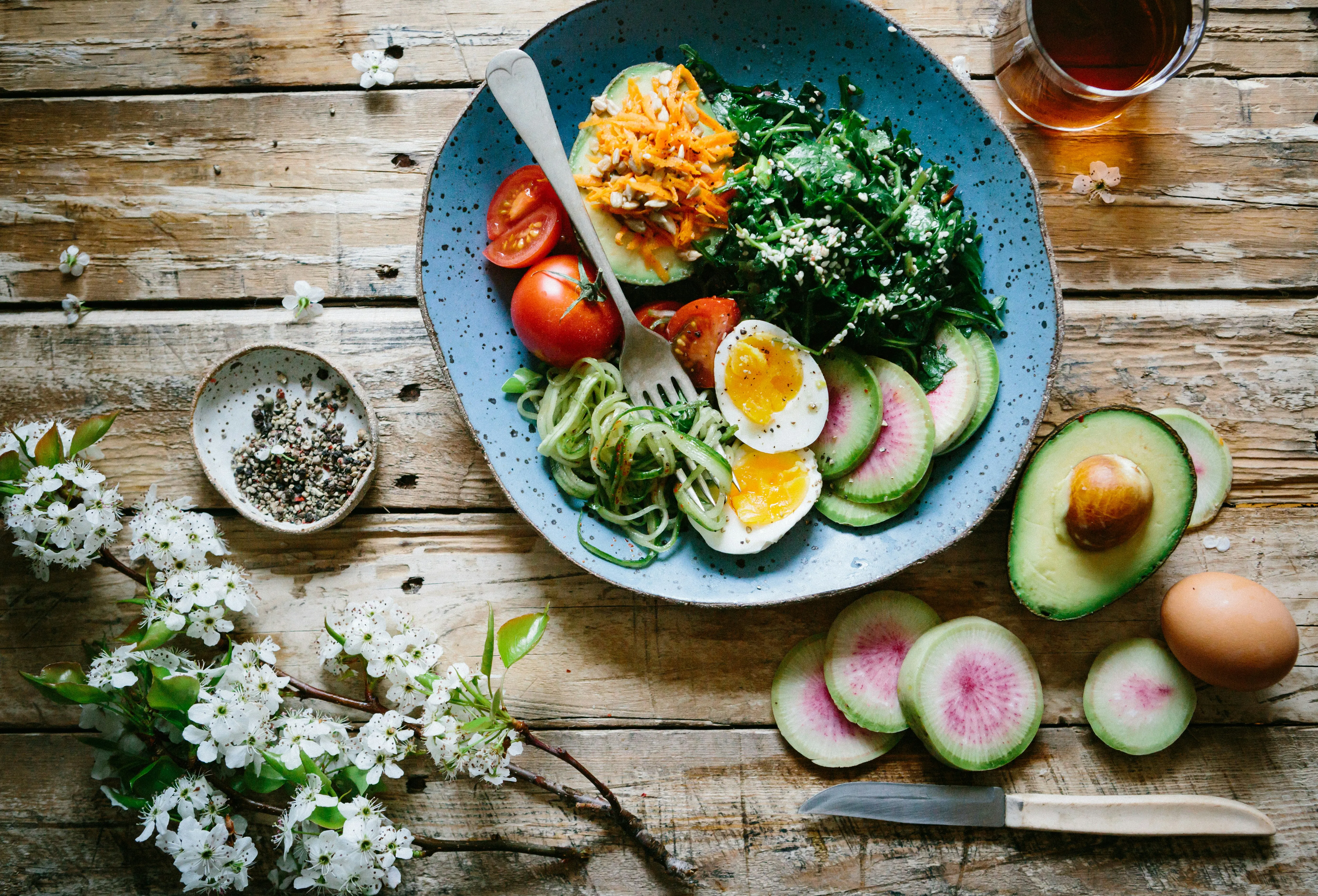 Assiette saine vue du dessus, légumes et légumineuses