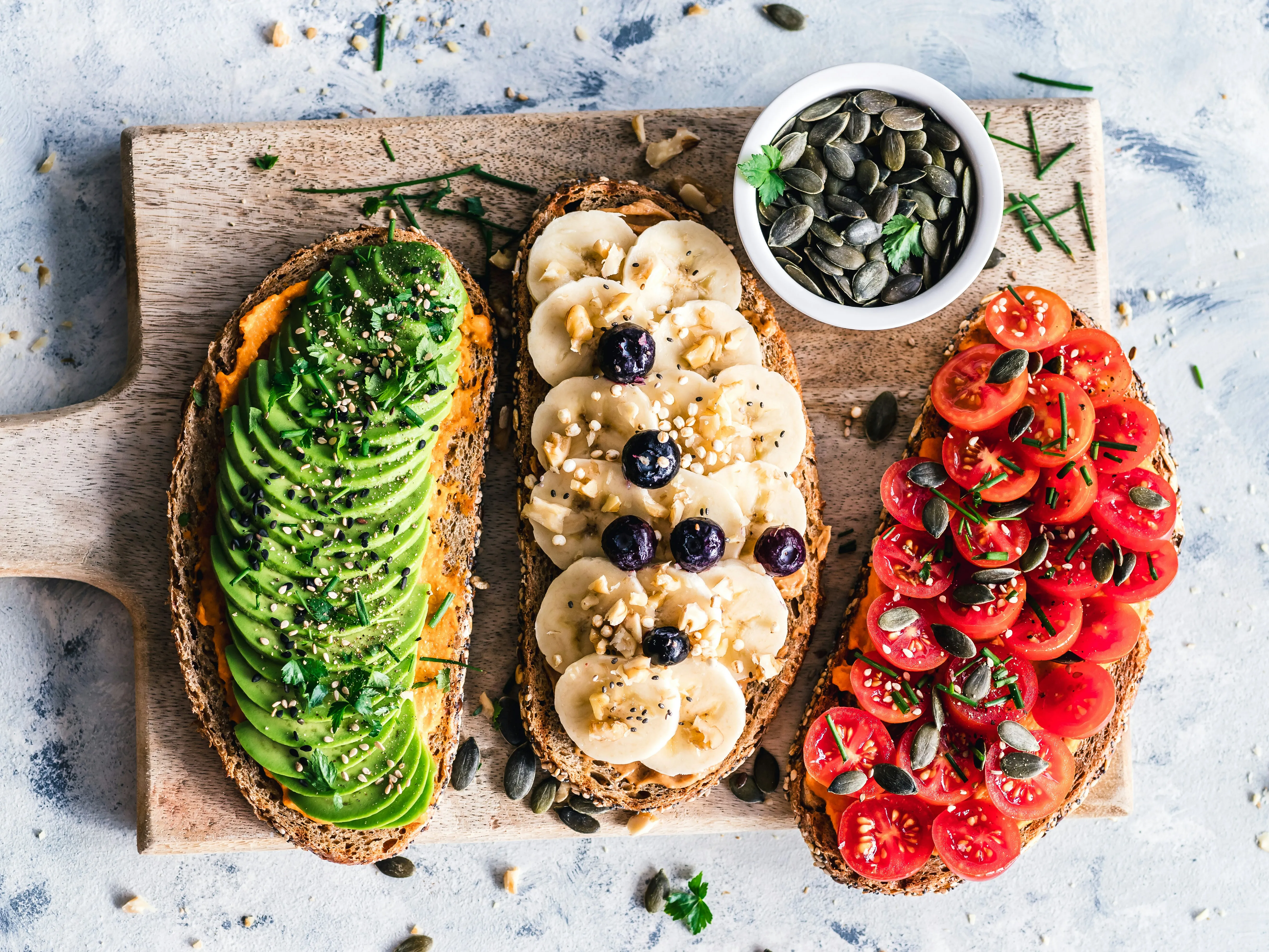 Assiette équilibrée vue du dessus, légumes et protéines
