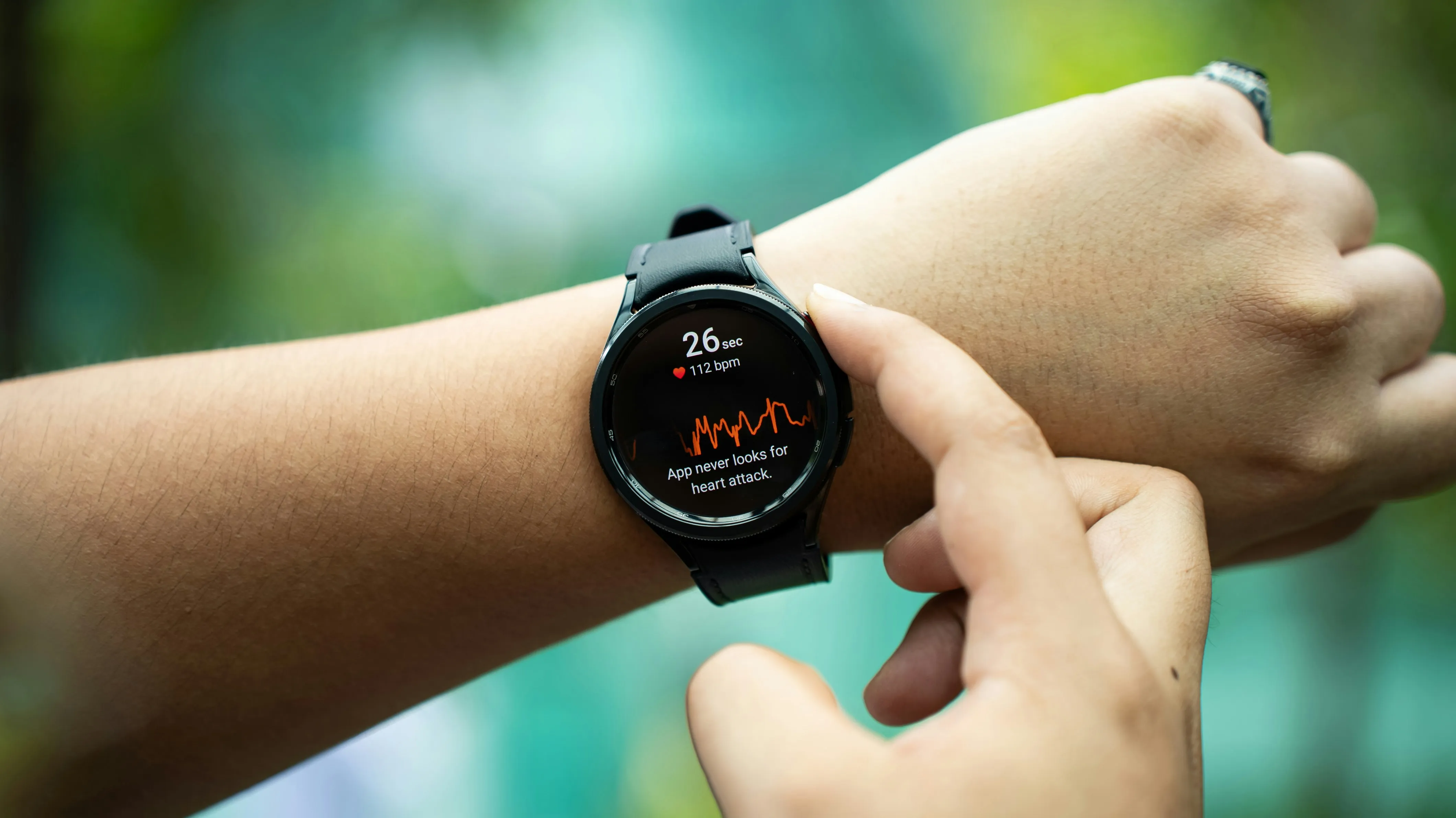 Montre de sport au poignet pendant une sortie running
